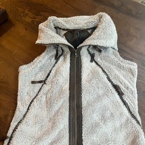 Kuhl Born in the Mountains Hooded Flight Vest M